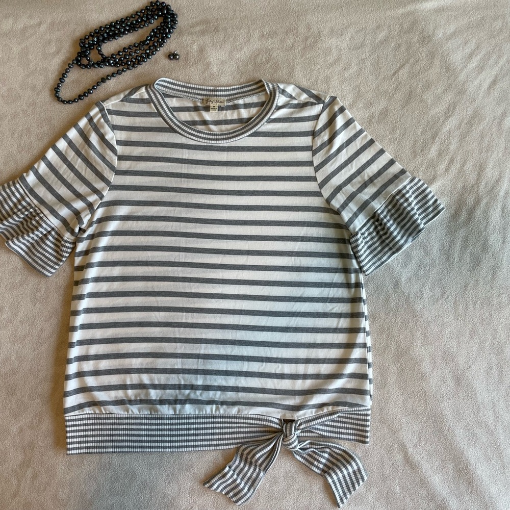 Lily White Gray Striped Short Sleeve Top